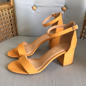 NWOT mixATB mustard yellow faux velvet ankle strap chunky block heel shoes Sz 9